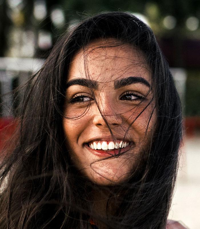 Fotografía de una Mujer joven sonriendo