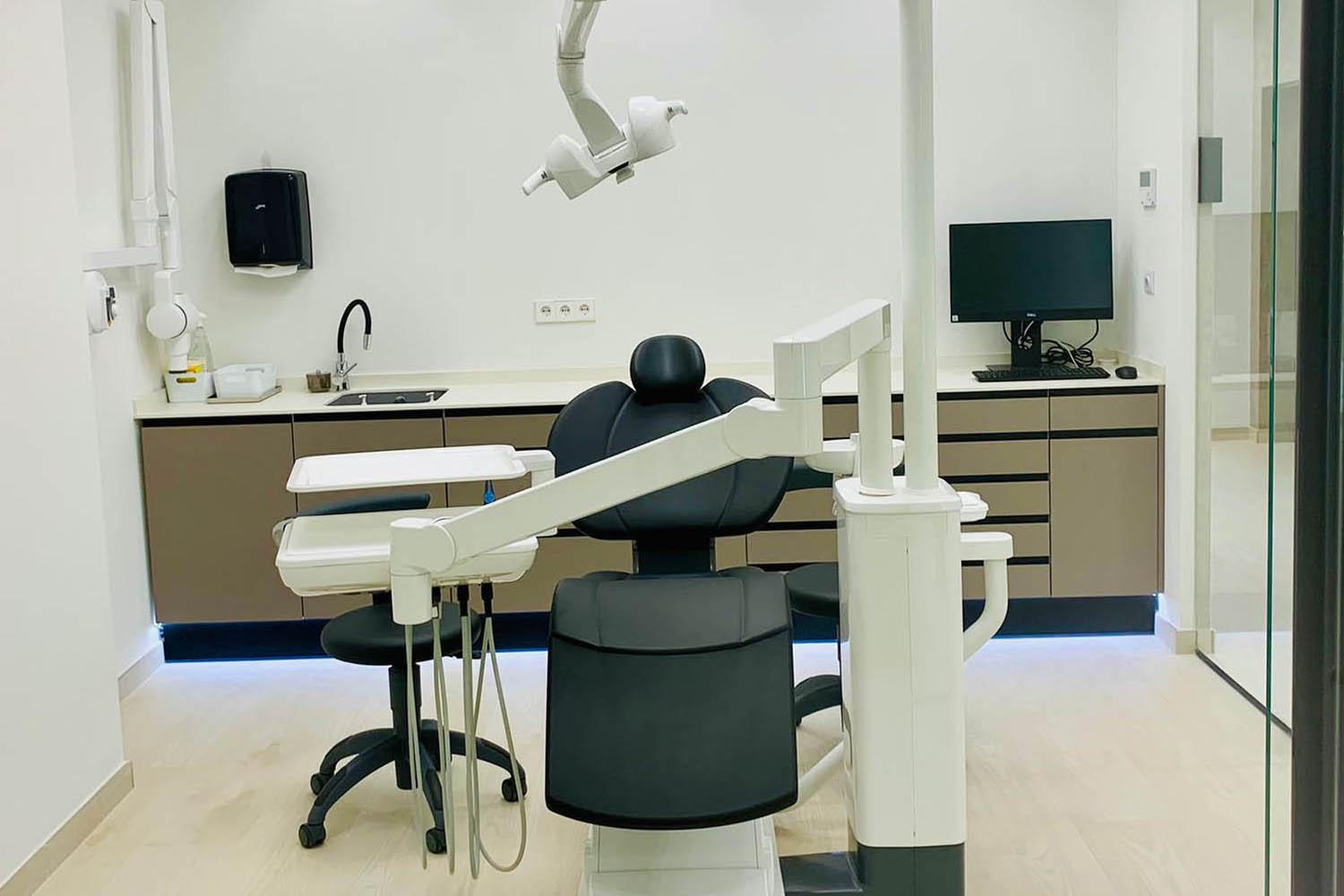 Fotografía de la consulta en las Instalaciones de Clínica Suma + Dental en Zaragoza
