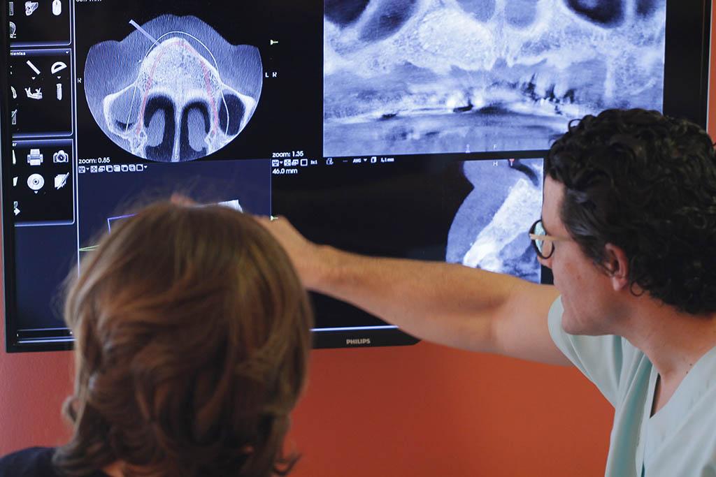 Fotografía del Doctor Saura mostrando unas radiografías
