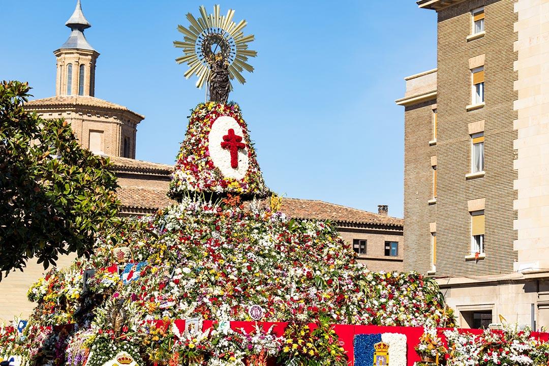 En Suma+Dental Zaragoza te deseamos unas felices y seguras Fiestas del Pilar. ¡Que tu sonrisa brille con la magia de estas celebraciones!