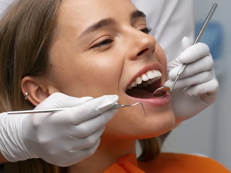 Dentista realiza una exploración clínica en busca de posibles enfermedades periodontales